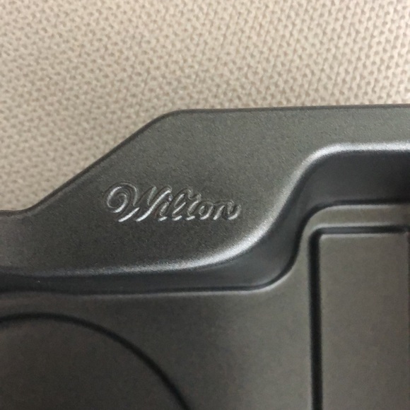 WILTON LOVE CAKE PAN NON STICK NWT - Picture 4 of 6